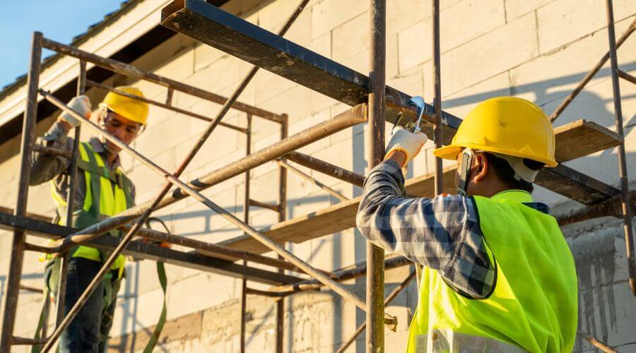 Professional gutter cleaning in Tupman, CA